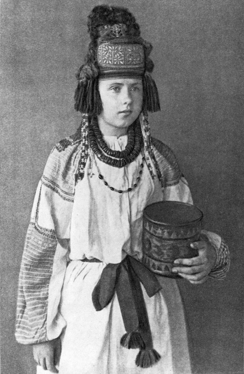 Молодая женщина в курском головном уборе «сорока». Фото второй половины XIX в.