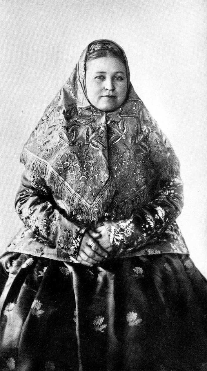 Женщина в нижегородском праздничном костюме. 1900-е гг.