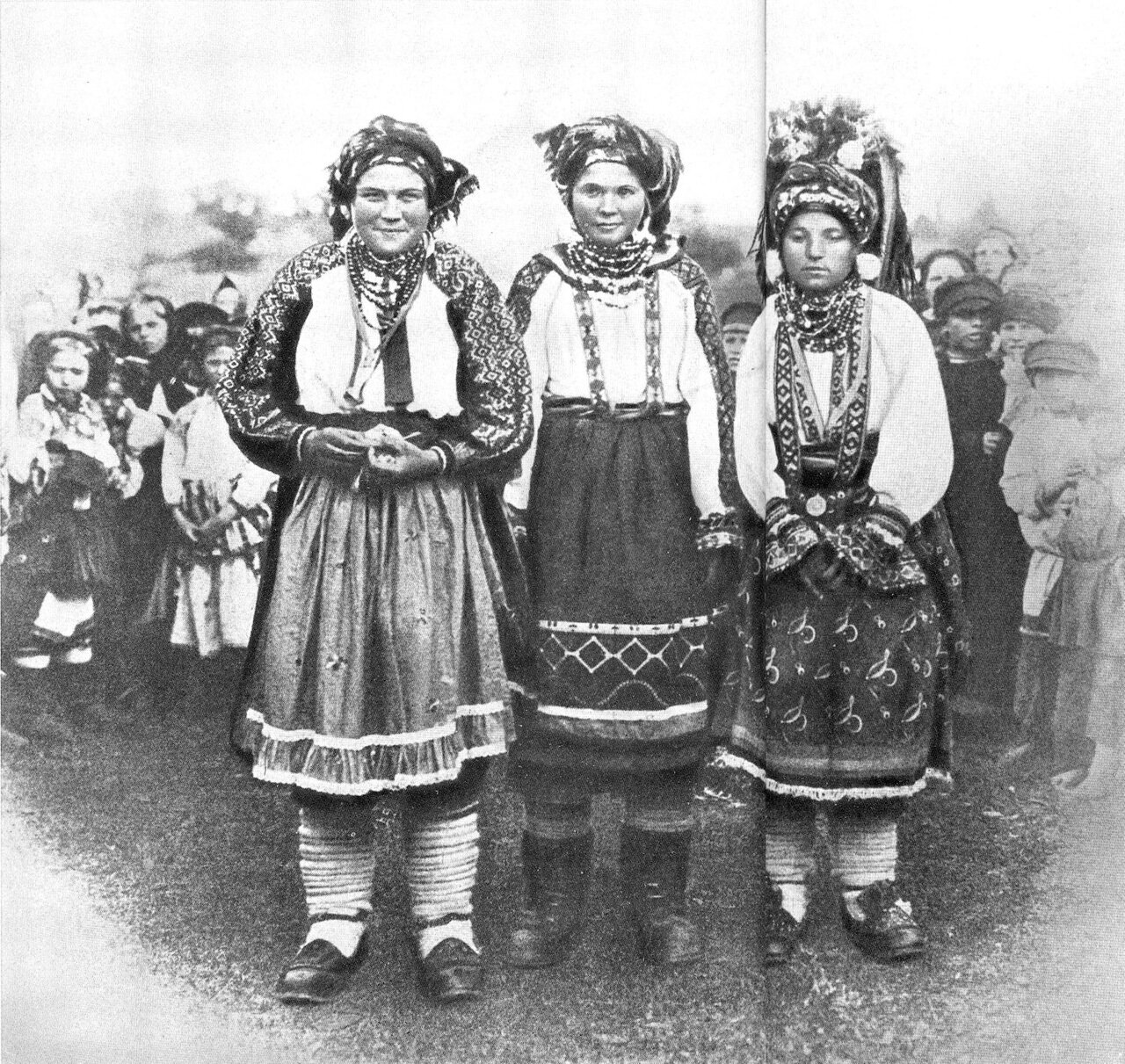 Молодые крестьянки в тульских праздничных костюмах. Фото 1900-х гг.