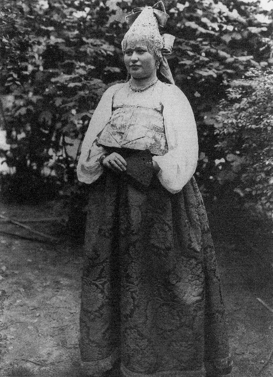 Молодая женщина в праздничном костюме. Костромская губ. 1907 г.
