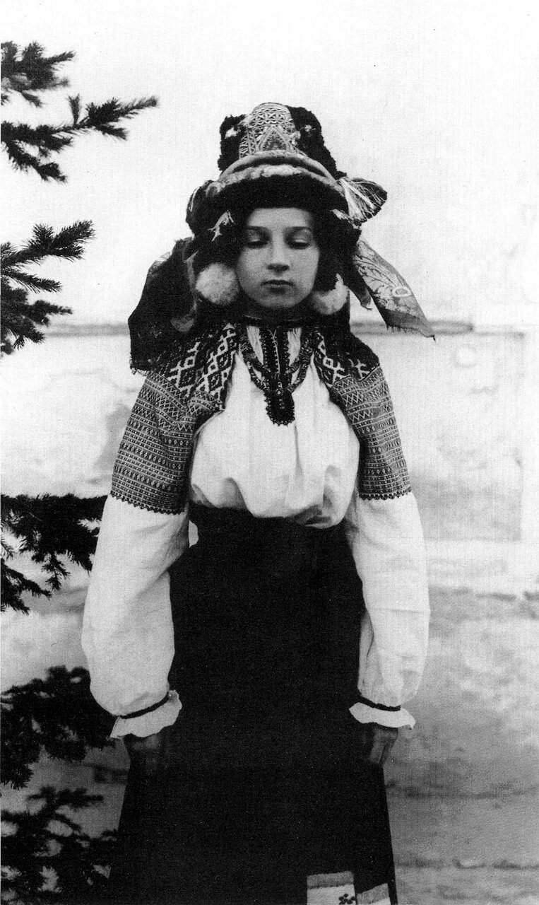 Молодая женщина в праздничном костюме. Калужская область. Начало XX века