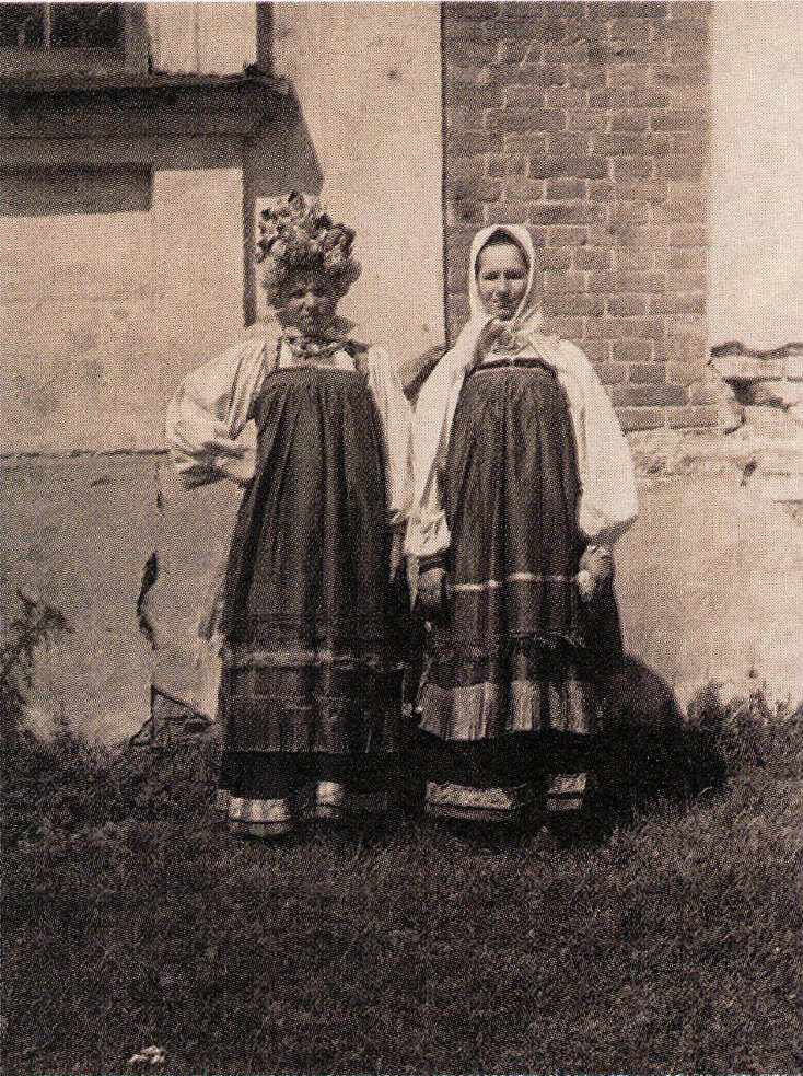 Девушки в праздничной одежде. Курская губ. Фото начала ХХ в.