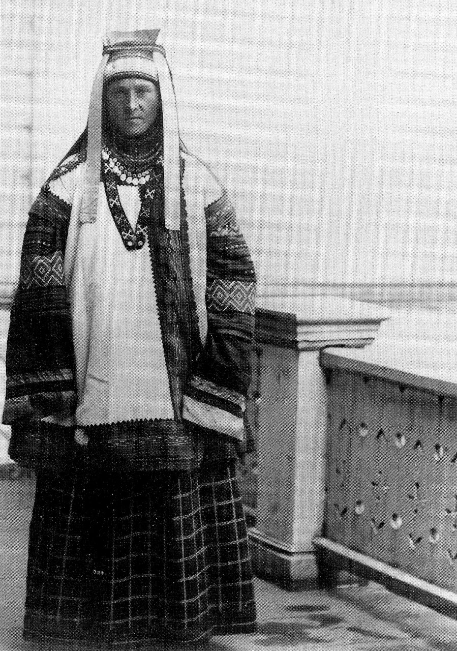 Женщина в праздничном костюме. Тамбовская губ. 1904 г.