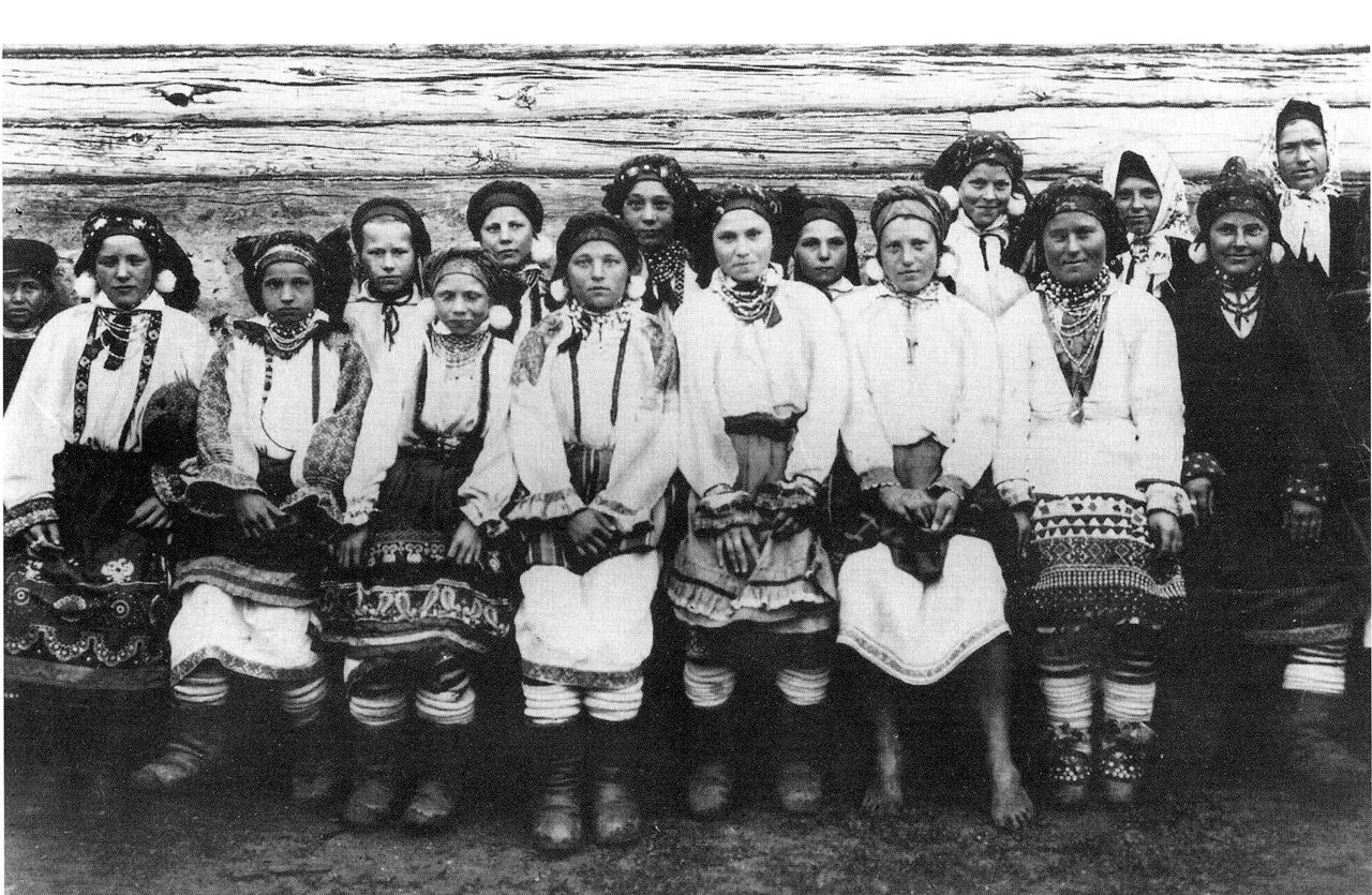Группа девушек в праздничных нарядах. Тульская губ. 1902 г.