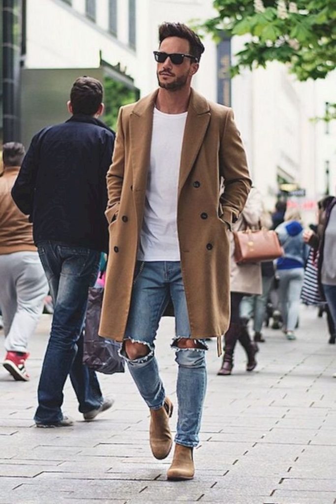 Классическое пальто с джинсами.