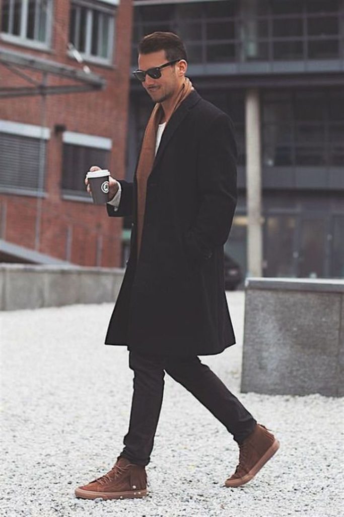 Кроссовки с чёрным пальто.