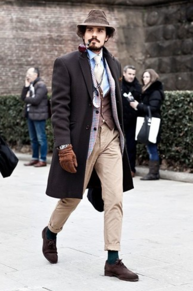 коричневое мужское пальто со светлыми брюками и пиджаком
