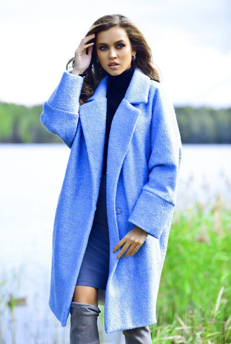 голубое пальто и короткое синее платье