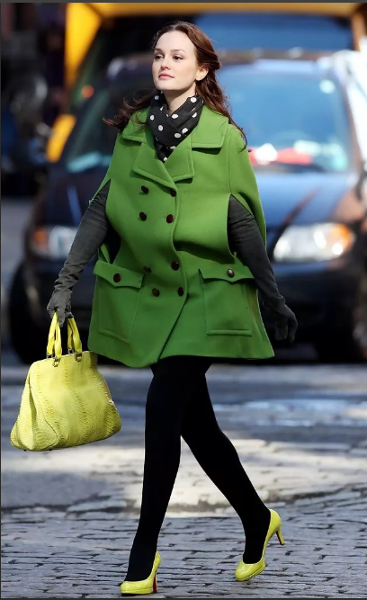 зеленое изумрудное кейп пальто и желтый цвет