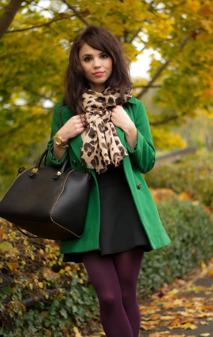зеленое изумрудное пальто и шарф