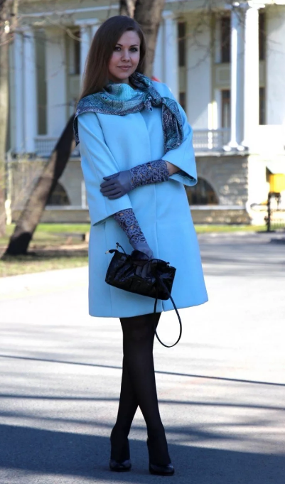 голубое пальто синие перчатки и платок