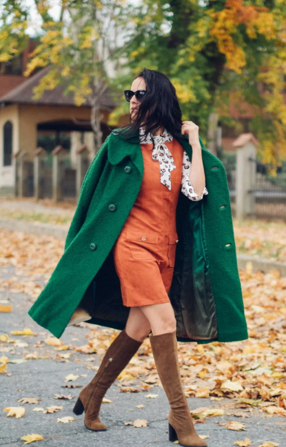 зеленое изумрудное пальто и оранжевый горчичный