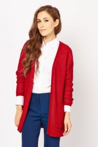 Офисный лук: белая блузка, красная кофта и синие брюки