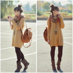 Коллаж фотографий: девушка в длинном горчичном свитере, черных колготах, в шарфе