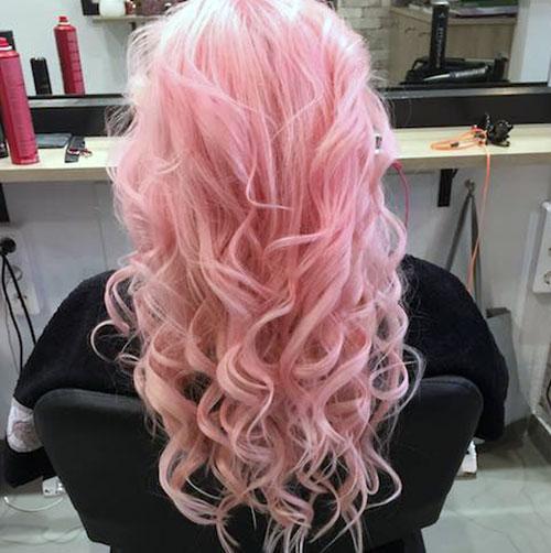 Нежно розовые пряди волос.  Пастельный розовый цвет волос 02
