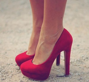 Красные туфли на высоком каблуке на ногах
