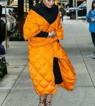 Ярко-оранжевая удлинённая стёганая куртка
