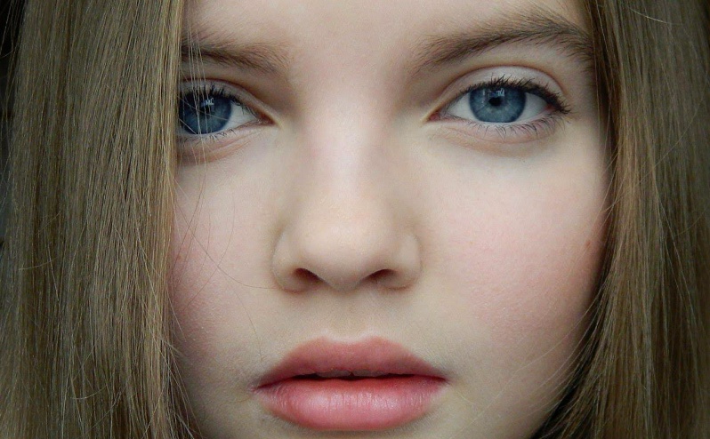 Легкий макияж для девочки 11 лет: на ресницы нанесена тушь, а на губы бальзам персикового оттенка 