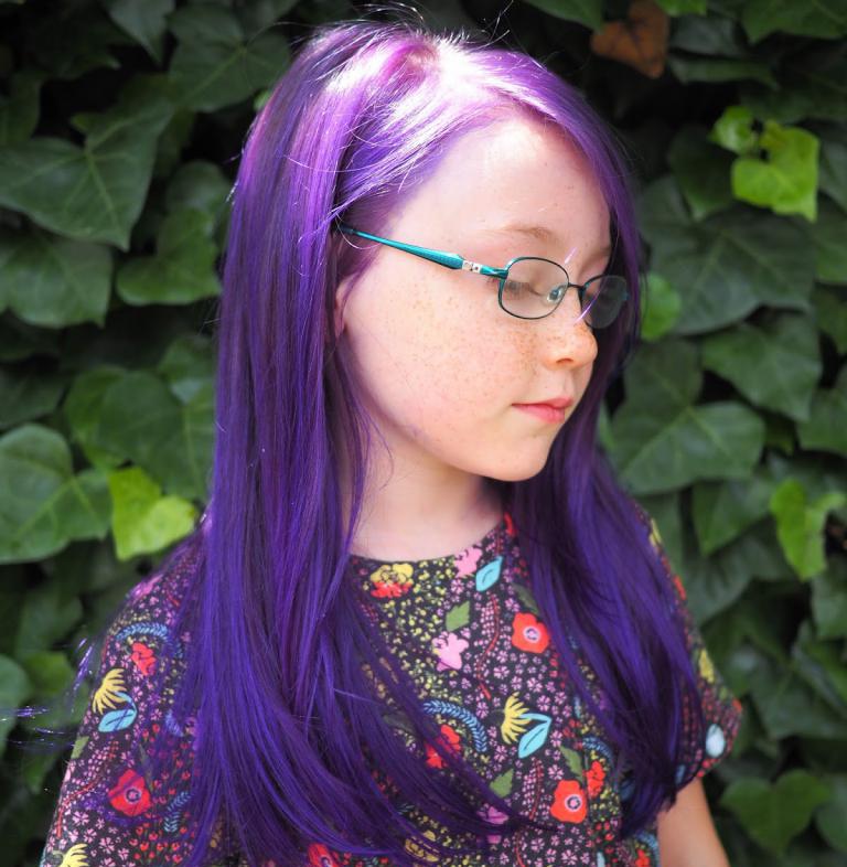 Девочка с фиолетовыми волосами