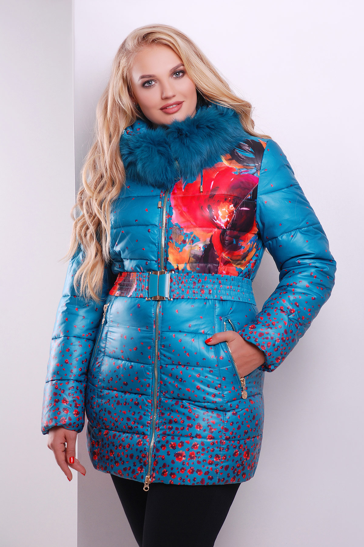 Женская темно-синяя куртка с цветами на зиму