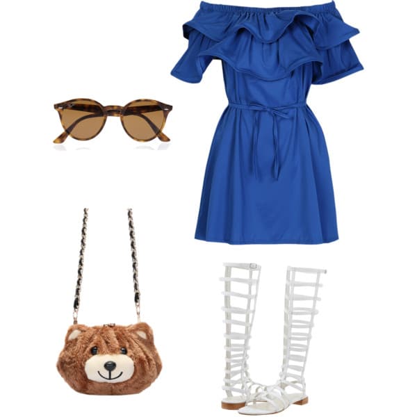 Лук с синим платьем с пояском, белые летние сапоги и плюшевая сумочка