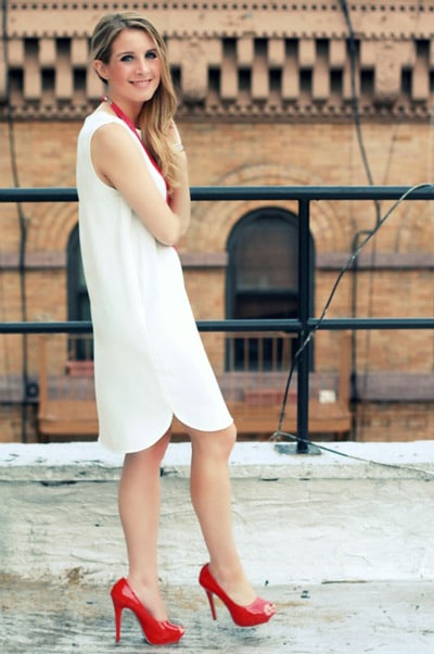 Девушка в белом платье и красных туфлях