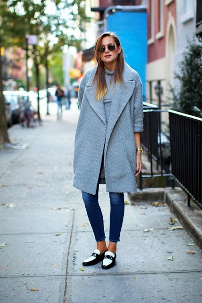 Джинсы скинни, двухцветные мокасины и пальто оверсайз - комфортный уличный look