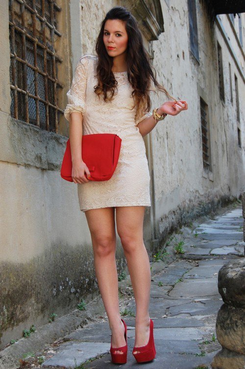 Девушка в кремовом платье и красных туфлях