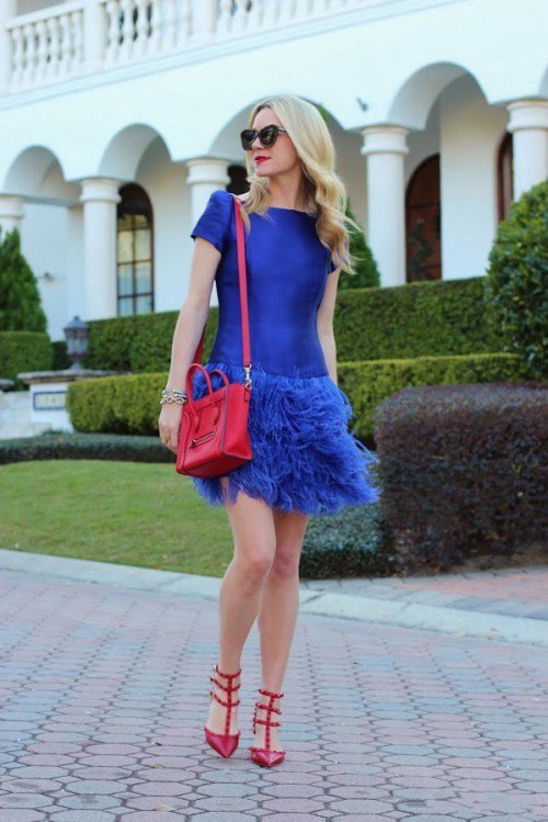 Девушка в синем платье и красных туфлях