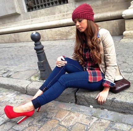 Девушка в подвернутых джинсах и красных туфлях