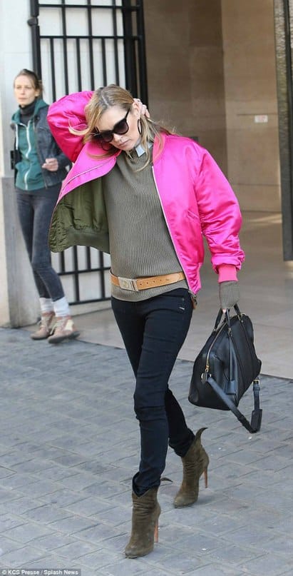 Кейт Мосс в темных джинсах и розовой куртке