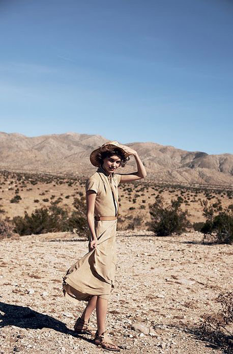 Девушка в стиле сафари стоит в пустыне