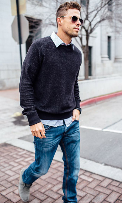 мужчина в светло-синих джинсах и пуловере