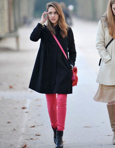 Джессика Альба в розовых брюках