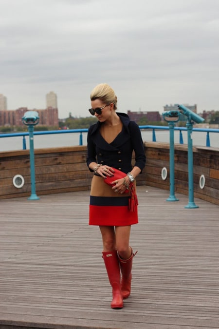 Девушка в красных сапогах и красной юбке
