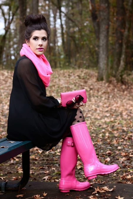 Девушка в розовых сапогах и черном платье