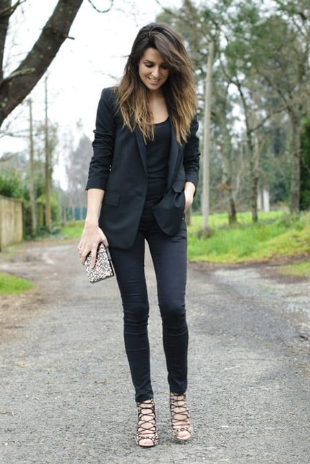 Девушка в черном жакете и брюках