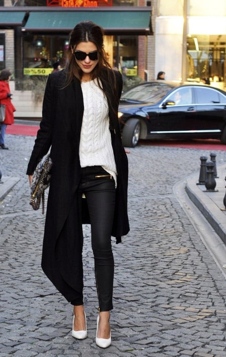 Девушка в длинном пальто и узких брюках