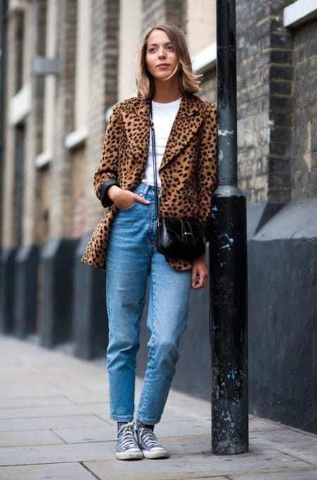 Девушка в леопардовом жакете и голубых джинсах