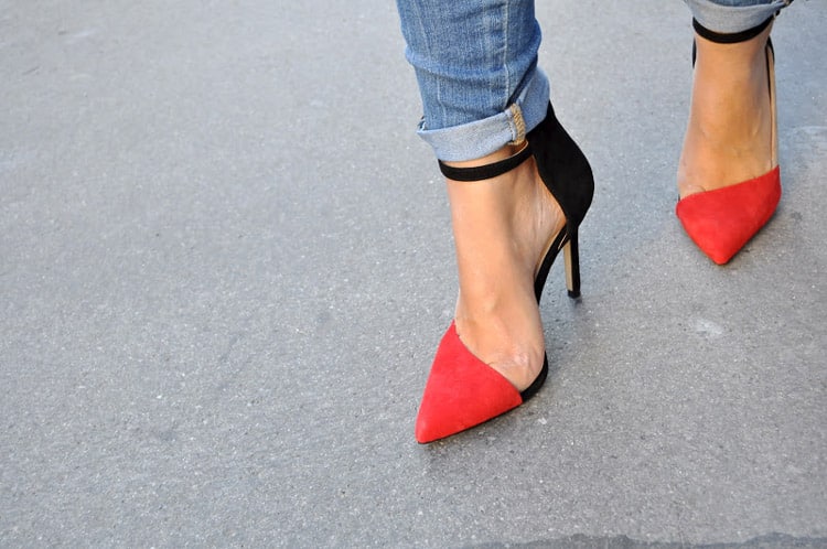 Черно-красные туфли и джинсы