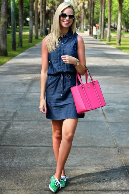 Девушка в джинсовом сарафане и с розовой сумкой