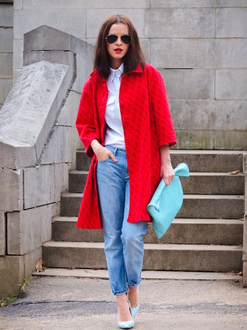 Девушка с бирюзовой сумкой и в красном пальто