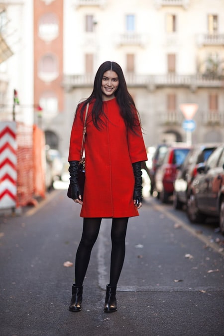 Девушка в красном пальто и длинных перчатках
