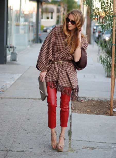 Девушка в красных кожаных штанах и пончо