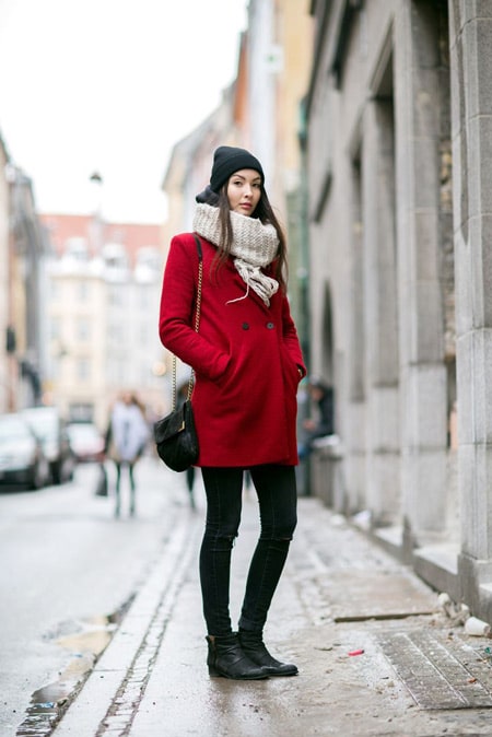 Девушка в светлом шарфе и красном пальто