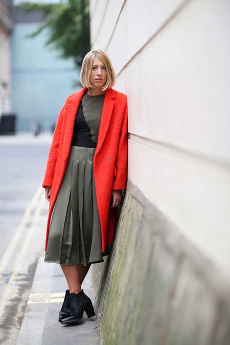 Девушка в юбке миди и красном пальто