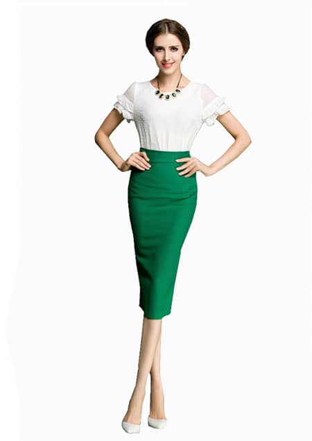 Девушка в зеленой юбке карандаш и белой блузке