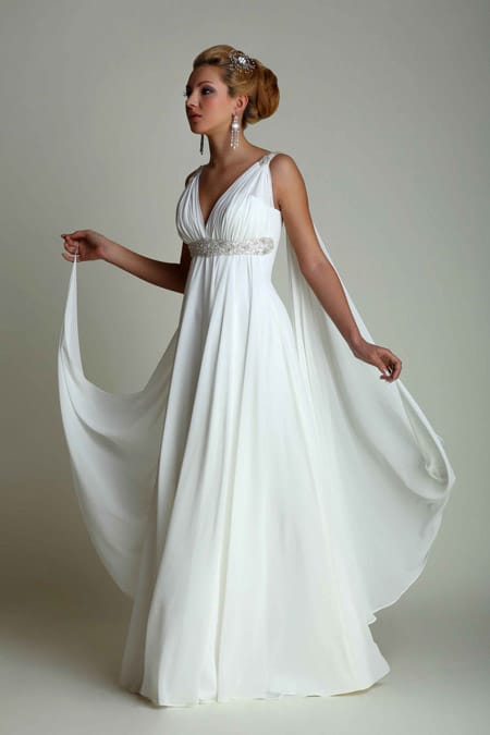 Девушка в белом греческом платье