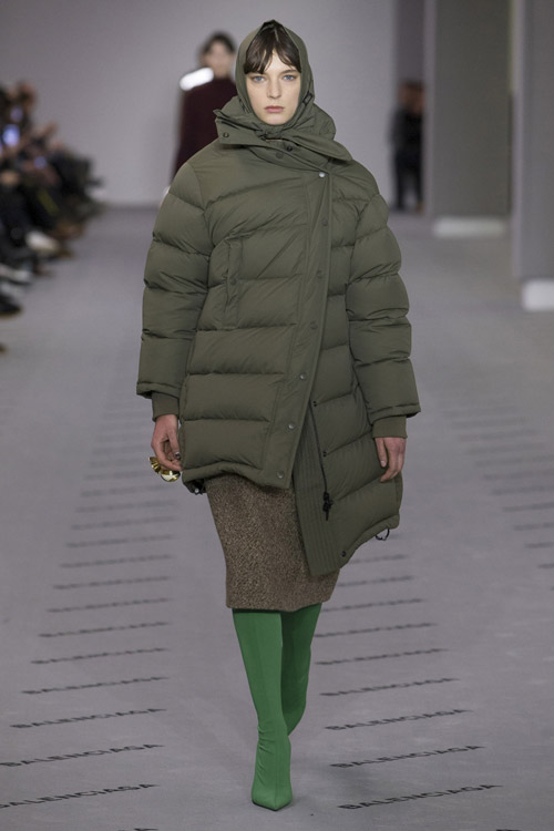 Модель в зеленом модном стеганом пуховике сезона осень/зима 2017