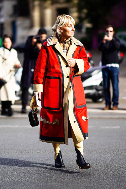 Девушка в красно бежевом пальто и черно бежевых сапогах